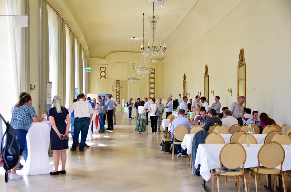Networking im Festsaal des Schlosses